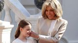 Brigitte Macron streichelt Gabriella
