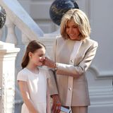 Brigitte Macron streichelt Gabriella