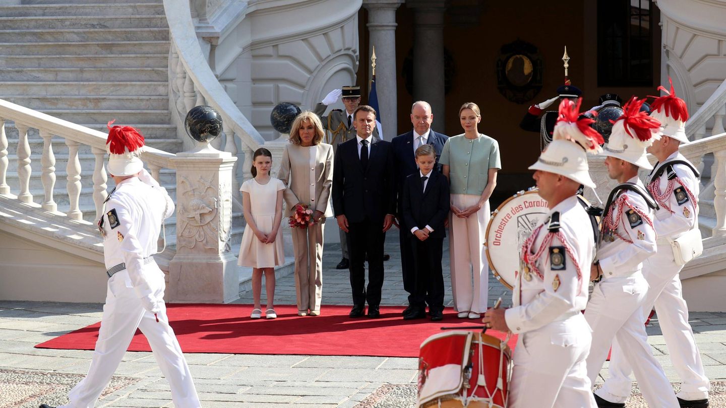 Macron und seine Frau erhielten im Rahmen einer Zeremonie im Fürstenpalast traditionelle militärische Ehren