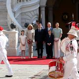 Macron und seine Frau erhielten im Rahmen einer Zeremonie im Fürstenpalast traditionelle militärische Ehren