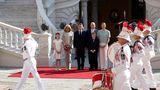 Macron und seine Frau erhielten im Rahmen einer Zeremonie im Fürstenpalast traditionelle militärische Ehren