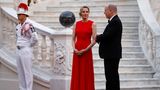 Die Fürstin trug ein rotes, ärmelloses Kleid mit gestuftem Rock, das bis auf den Boden fiel