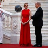 Die Fürstin trug ein rotes, ärmelloses Kleid mit gestuftem Rock, das bis auf den Boden fiel