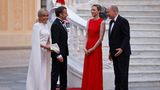 Brigitte Macron erschien dagegen in einem weißen, langen Cape-Kleid von Louis Vuitton