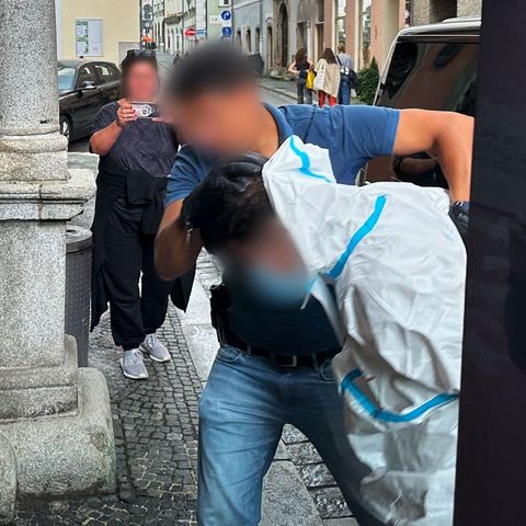 Ein Mann wird in einem speziellen Anzug zur Vorführung beim Haftrichter zum Amtsgericht gebracht.