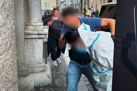 Ein Mann wird in einem speziellen Anzug zur Vorführung beim Haftrichter zum Amtsgericht gebracht.