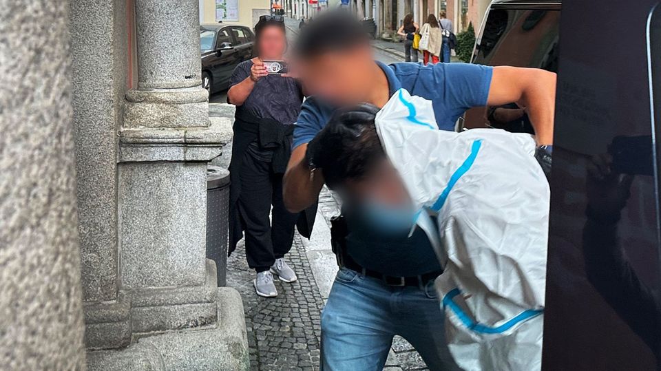 Ein Mann wird in einem speziellen Anzug zur Vorführung beim Haftrichter zum Amtsgericht gebracht. Ein Mann wird in einem speziellen Anzug zur Vorführung beim Haftrichter zum Amtsgericht gebracht.