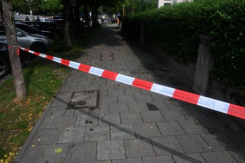 Ein Absperrungsband der Polizei sperrt den Tatort in der Nähe der Theresienwiese in München ab