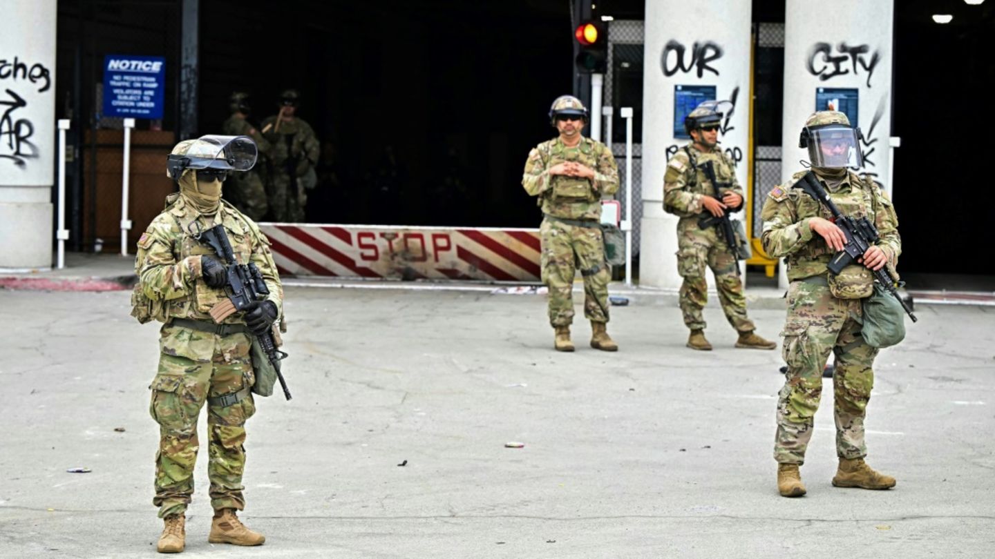 Mitglieder der Nationalgarde vor einem Bundesgebäude in Downtown LA