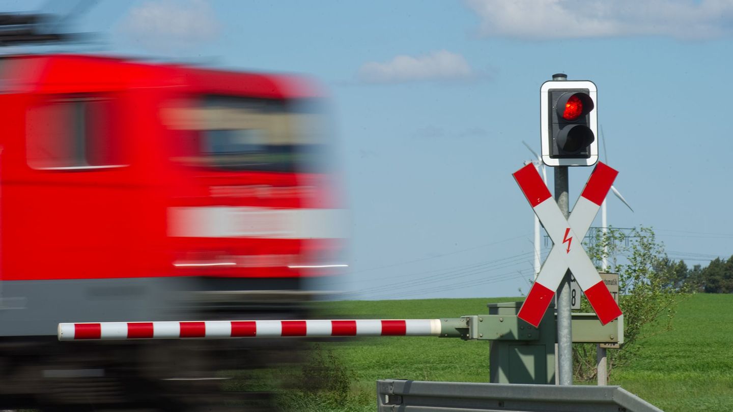 Abstand-falsch-eingesch-tzt-Zu-nah-am-Gleis-Auto-wird-von-Zug-erfasst