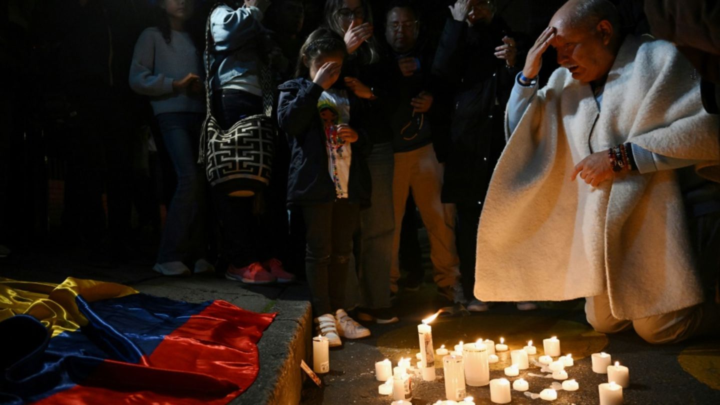 Kerzen und Gebete vor Uribes Krankenhaus in Bogotá