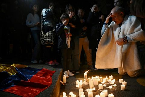 Kerzen und Gebete vor Uribes Krankenhaus in Bogotá