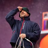 Auch am Sonntag war das Wetter alles andere als hitverdächtig. Fans und Künstler saßen diesbezüglich im gleichen Boot. Aber es gibt bekanntlich kein schlechtes Wetter, nur schlechte Klamotten. Das sahen auch die absoluten Stammgäste des Rings so: Die Beatsteaks mit ihrem Frontmann Arnim Teutoburg-Weiß traten in Regenjacke auf 