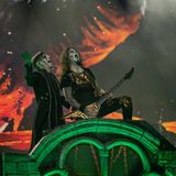 ... schrien hier vermutlich Powerwolf in den Nachthimmel. Jede Menge Musik gab es natürlich auch am Sonntag. Von Metal bis Hip-Hop war wieder alles dabei – und wie hier, auch die ein oder andere spektakuläre Bühnenshow