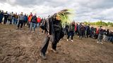 ... dachte sich wohl auch dieser Fan. Nach drei Tagen Festival und ordentlich Regen hat der Boden gelitten. Doch wen das vom Headbangen abhält, hat das Prinzip Festival nicht verstanden