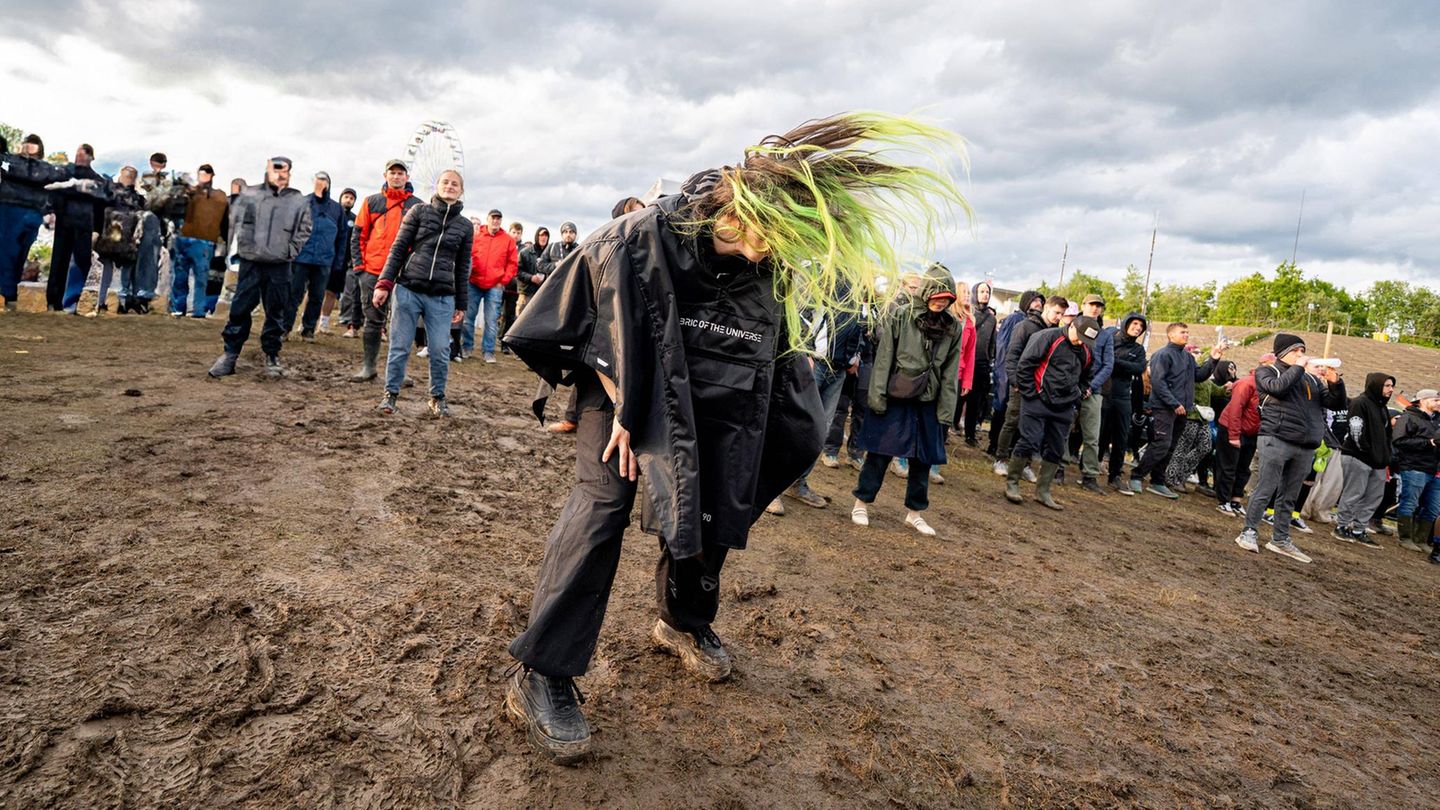 ... dachte sich wohl auch dieser Fan. Nach drei Tagen Festival und ordentlich Regen hat der Boden gelitten. Doch wen das vom Headbangen abhält, hat das Prinzip Festival nicht verstanden