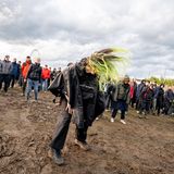 ... dachte sich wohl auch dieser Fan. Nach drei Tagen Festival und ordentlich Regen hat der Boden gelitten. Doch wen das vom Headbangen abhält, hat das Prinzip Festival nicht verstanden