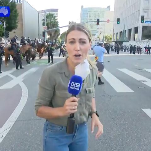 Die australische Reporterin Lauren Tomasi bei den Protesten in Los Angeles