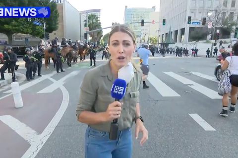 Die australische Reporterin Lauren Tomasi bei den Protesten in Los Angeles