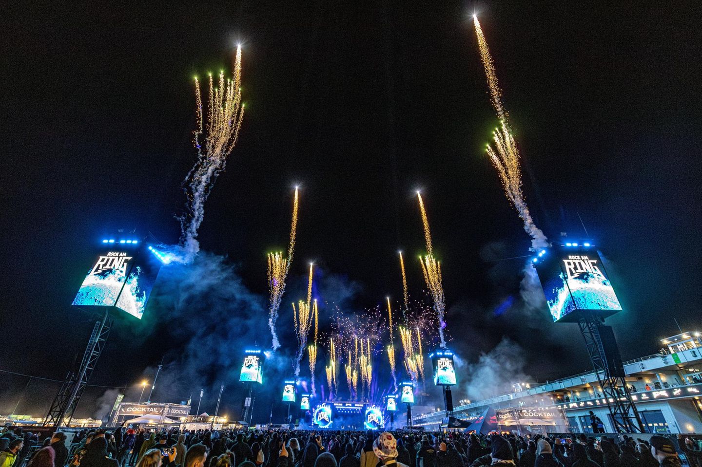 Finale mit einem Knall Das obligatorische Feuerwerk zum Schluss darf natürlich nicht fehlen. Rock am Ring 2025 geht mit einem Knall zu Ende. 90.000 Fans, vier Bühnen, drei Tage und jede Menge Regen. Es war wie jedes Jahr ein Fest. Im kommenden Jahr findet das Festival vom 5. bis 7. Juni statt. Der erste Headliner steht bereits: Linkin Park