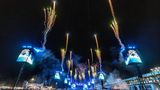 Das obligatorische Feuerwerk zum Schluss darf natürlich nicht fehlen. Rock am Ring 2025 geht mit einem Knall zu Ende. 90.000 Fans, vier Bühnen, drei Tage und jede Menge Regen. Es war wie jedes Jahr ein Fest. Im kommenden Jahr findet das Festival vom 5. bis 7. Juni statt. Der erste Headliner steht bereits: Linkin Park