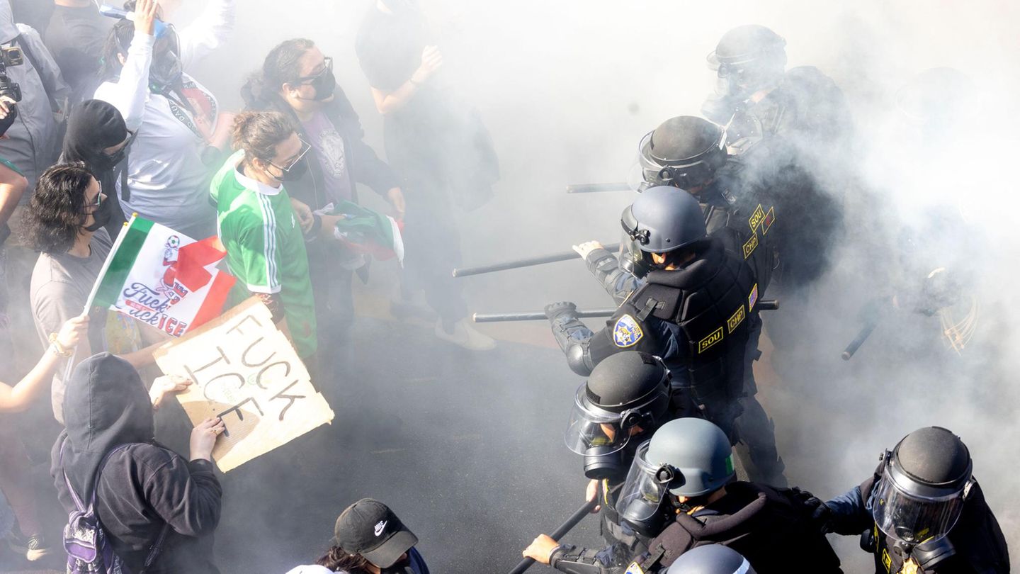 Was friedlich begonnen hat, weitet sich zu immer mehr Gewalt aus. Mit Schlagstöcken bewaffnete Polizisten treiben Demonstranten in den Straßen von Los Angeles zurück