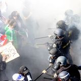 Was friedlich begonnen hat, weitet sich zu immer mehr Gewalt aus. Mit Schlagstöcken bewaffnete Polizisten treiben Demonstranten in den Straßen von Los Angeles zurück