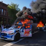 Mehrere Taxis brennen in der Nähe des Metropolitan Detention Center in der Innenstadt von Los Angeles. Die Demonstranten protestieren gegen einen Einsatz der Einwanderungsbehörde, bei dem über 100 Menschen festgenommen wurden