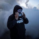 Ein Demonstrant schützt sich mit einer Maske vor Tränengas. Die Sicherheitskräfte setzten auch Pfefferspray und Blendgranaten ein