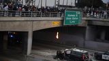 Zeitweise musste der Highway 101, eine Autobahn durchs Stadtzentrum von Los Angeles, gesperrt werden. Hier werden Autos der Highway Patrol mit Steinen und brennenden Trümmern beworfen