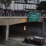 Zeitweise musste der Highway 101, eine Autobahn durchs Stadtzentrum von Los Angeles, gesperrt werden. Hier werden Autos der Highway Patrol mit Steinen und brennenden Trümmern beworfen