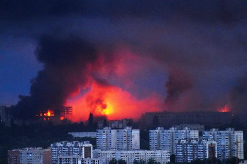 Brennende Häuser in der Ukraine
