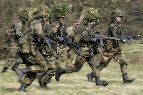 Wehrpflichtige von den Panzergrenadieren rennen  im Rahmen ihrer Grundausbildung über das Gelände ihrer Kaserne