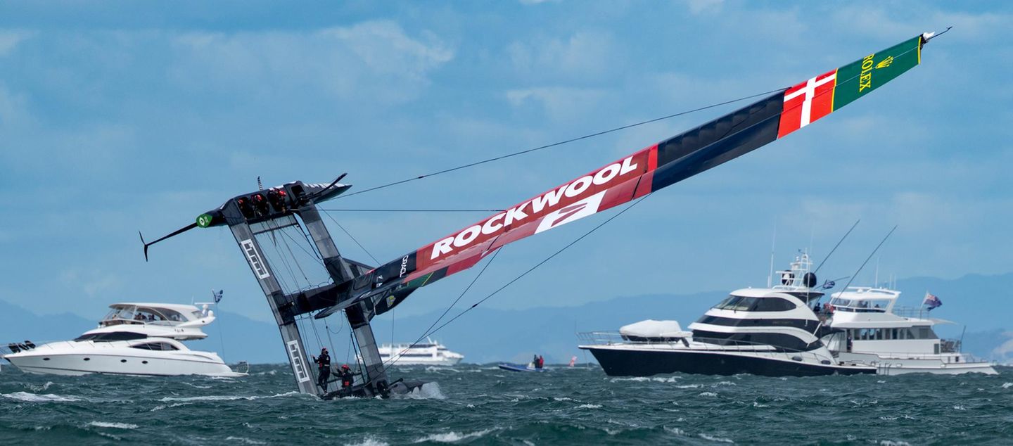 Ein F50 Renn-Katamaran der SailGP