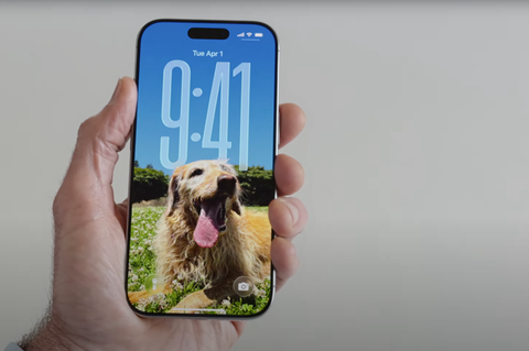 Bei der WWDC 2025 hält Craig Federighi ein iPhone 16 Pro mit iOS 26 in die Kamera