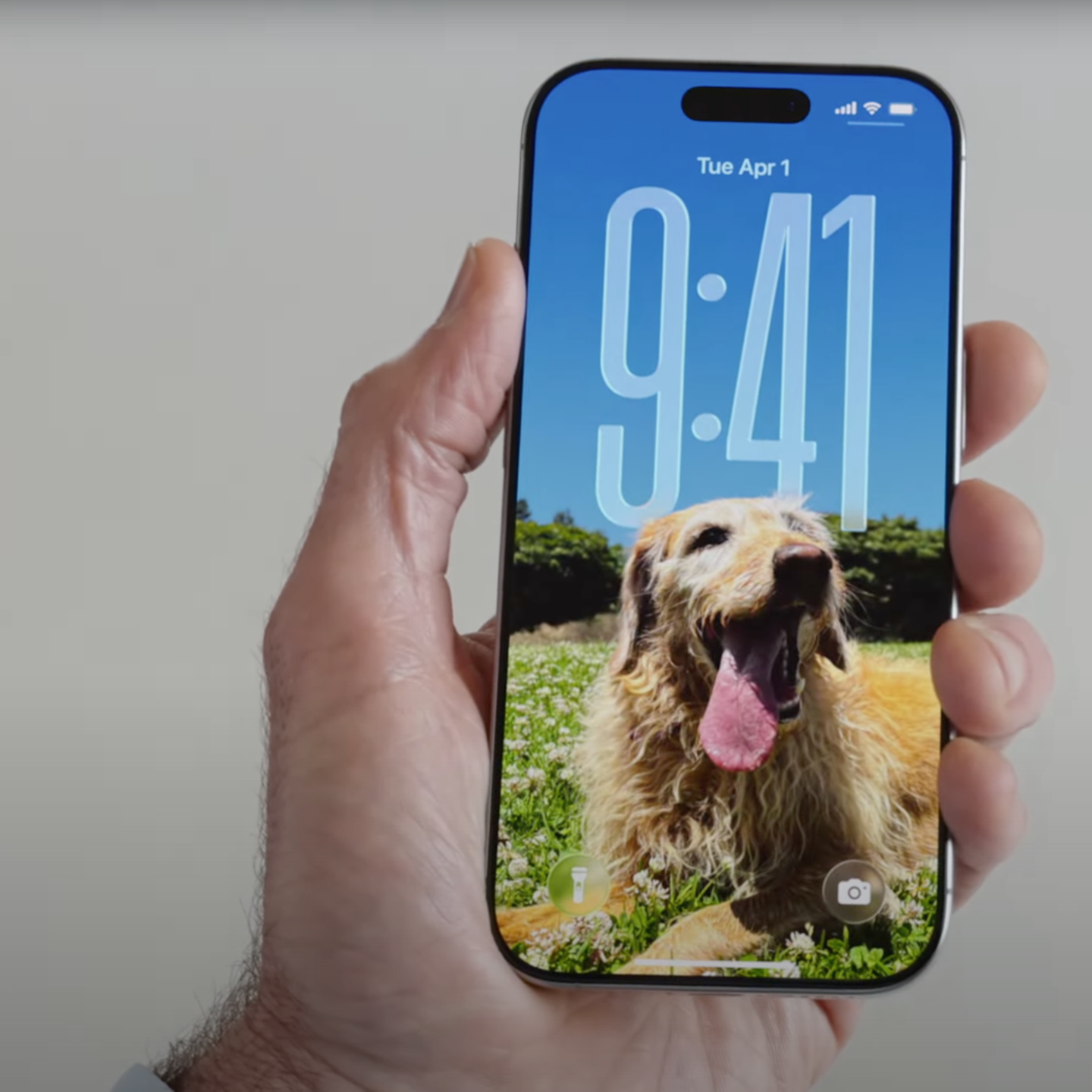 Bei der WWDC 2025 hält Craig Federighi ein iPhone 16 Pro mit iOS 26 in die Kamera
