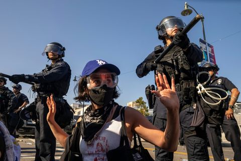 Sicherheitskräfte und Demonstrantin in Los Angeles am 8. Juni