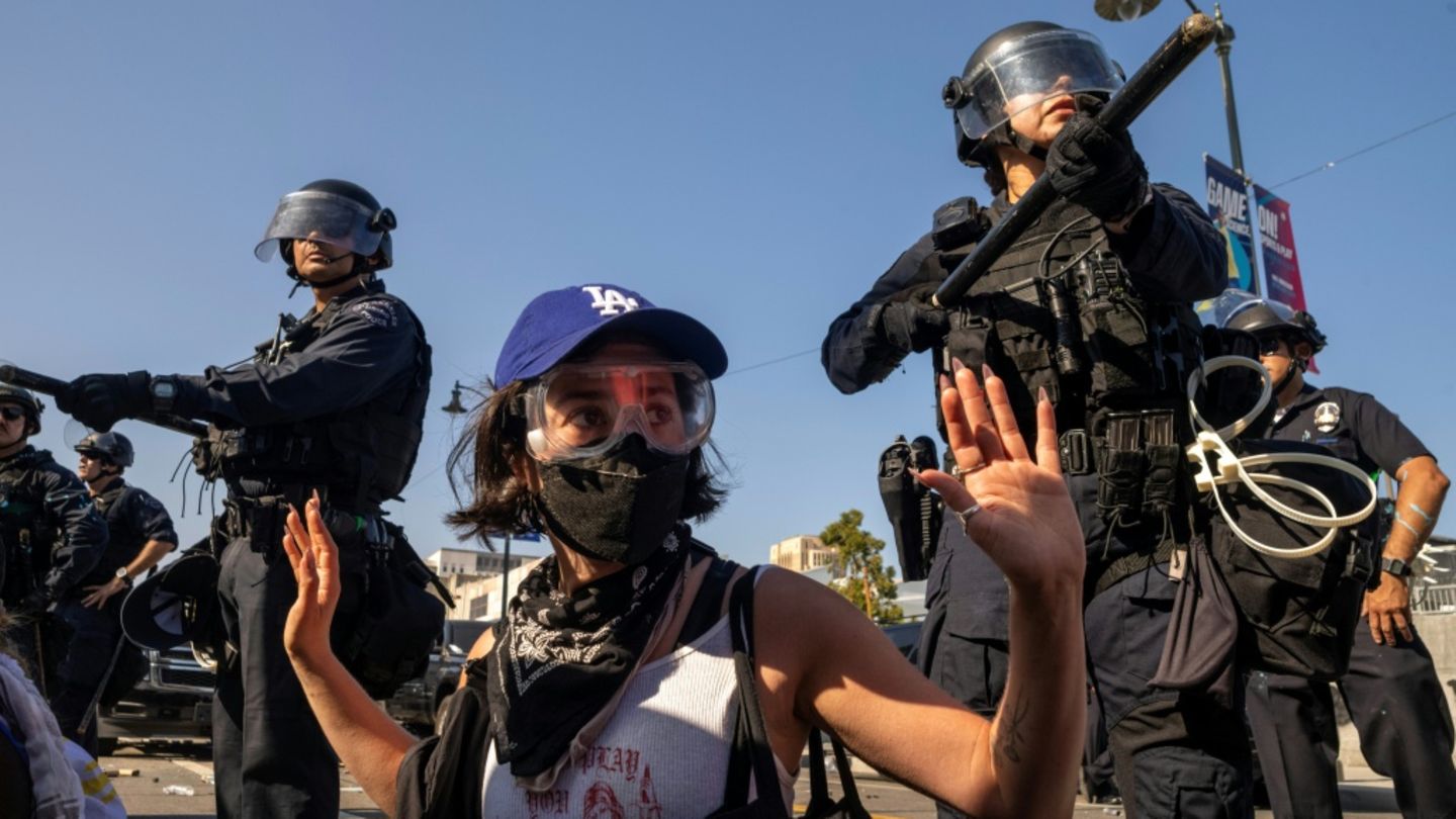 Sicherheitskräfte und Demonstrantin in Los Angeles am 8. Juni