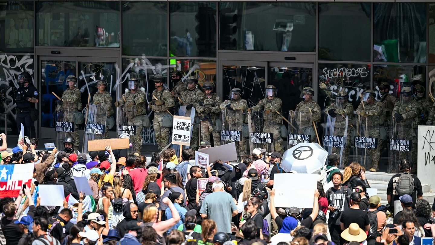 Einheiten der Nationalgarde stehen protestierenden Menschen am Federal Building auf der Los Angeles Street gegenüber