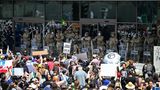 Einheiten der Nationalgarde stehen protestierenden Menschen am Federal Building auf der Los Angeles Street gegenüber
