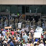 Einheiten der Nationalgarde stehen protestierenden Menschen am Federal Building auf der Los Angeles Street gegenüber