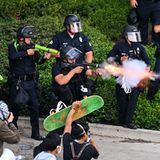 Polizeibeamte feuerten nicht-tödliche Geschosse auf Protestierende ab. Eines davon traf die australische Journalistin Lauren Tomasi – während sie live berichtete   