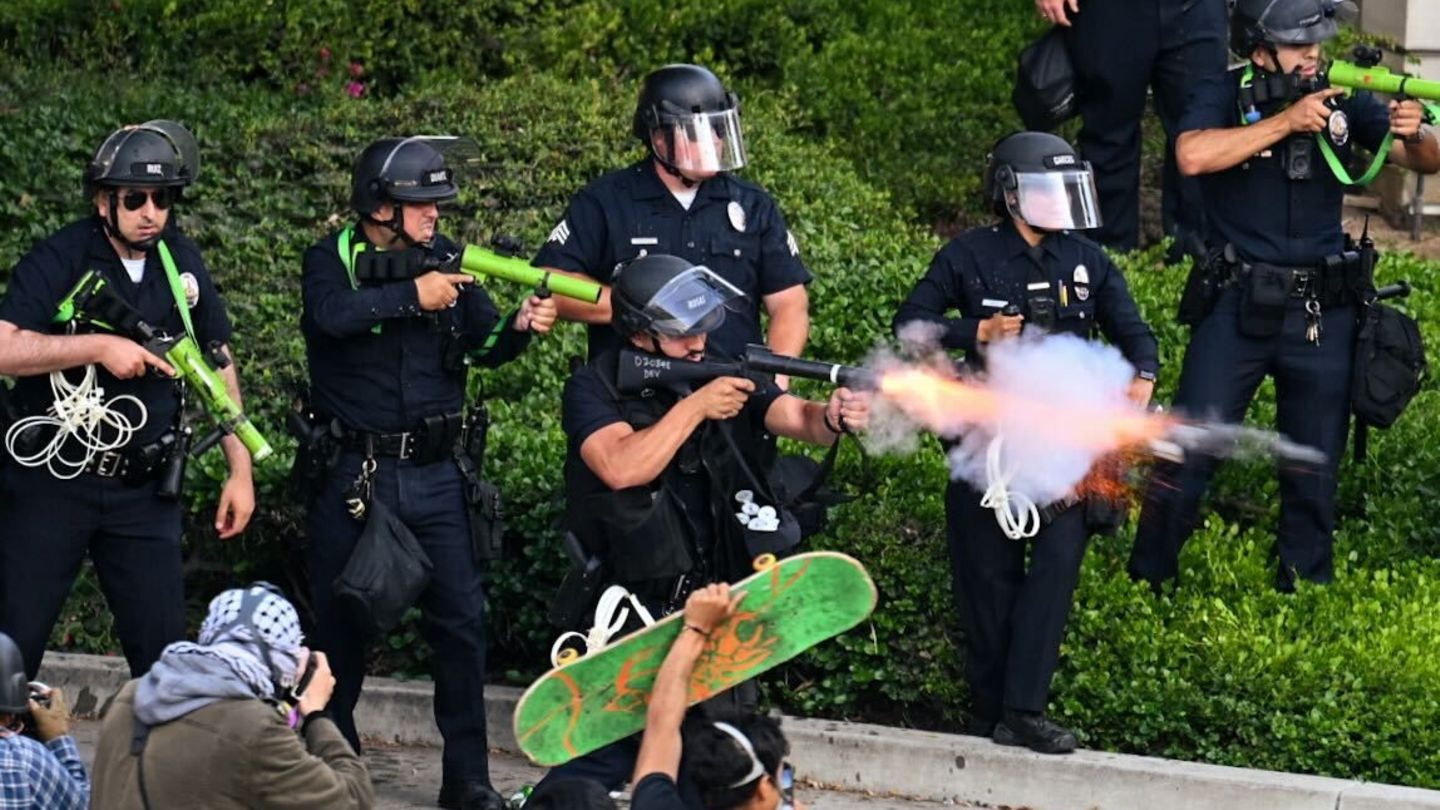 Polizeibeamte feuerten nicht-tödliche Geschosse auf Protestierende ab. Eines davon traf die australische Journalistin Lauren Tomasi – während sie live berichtete   
