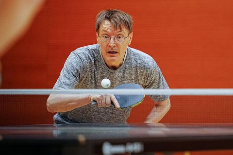 Karl Lauterbach beim Tischtennis, hier 2022 während eines Benefiz-Turniers des Deutschen Bundestags