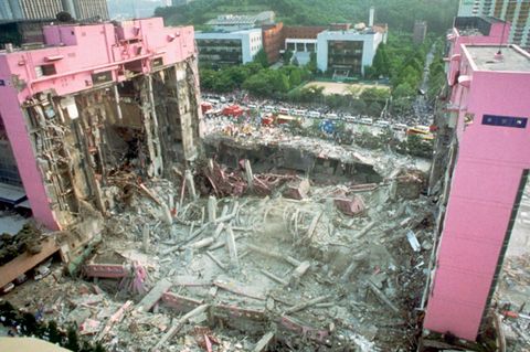 Von dem Sampoong-Kaufhaus in Seoul stehen nach dem Einsturz nur noch Teile der äußeren Seitenwände