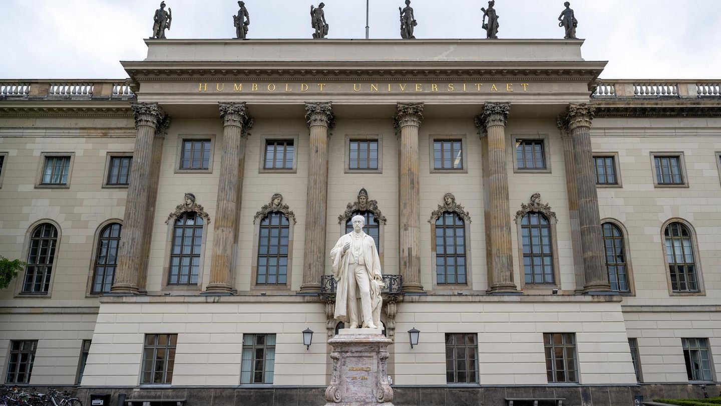 Das Hauptgebäude der Humboldt-Universität an der Straße Unter den Linden in Berlin