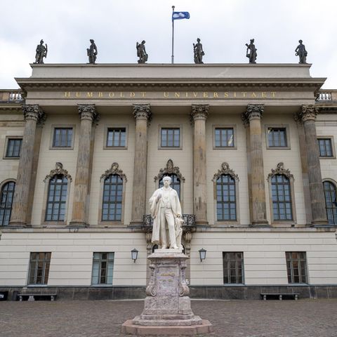 Das Hauptgebäude der Humboldt-Universität an der Straße Unter den Linden in Berlin