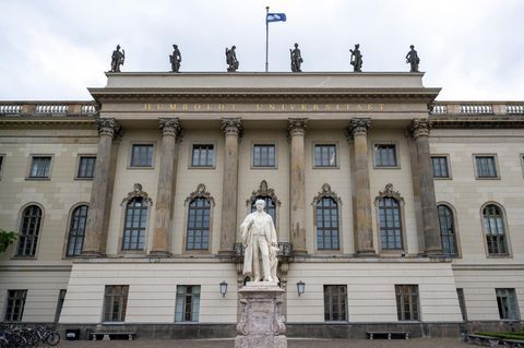Das Hauptgebäude der Humboldt-Universität an der Straße Unter den Linden in Berlin
