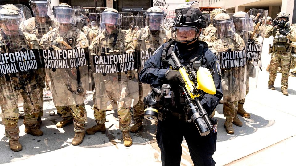 Proteste in Los Angeles: Von Trump entsandte Nationalgarde geht in Stellung Proteste in Los Angeles: Von Trump entsandte Nationalgarde geht in Stellung