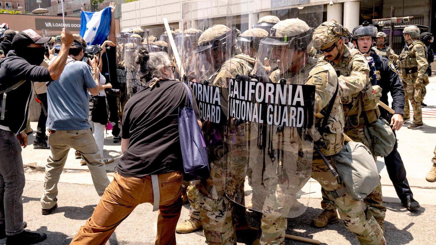Donald Trump: court gives him control over national guard